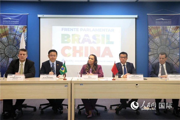 新一屆里約州巴西中國(guó)議員陣線在里約熱內(nèi)盧成立并舉行慶祝活動(dòng)，與會(huì)嘉賓在現(xiàn)場(chǎng)致辭。 人民網(wǎng)記者 時(shí)元皓攝
