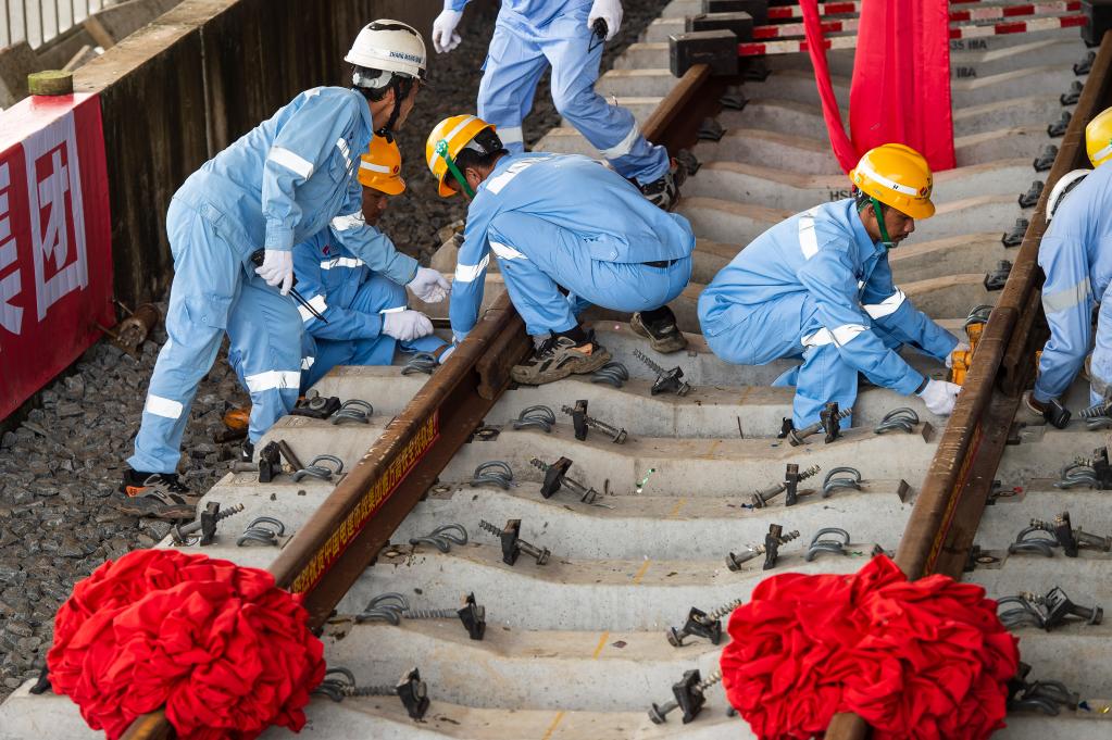 3月31日，在印度尼西亞雅加達(dá)雅萬高鐵哈利姆車站，工人鋪設(shè)雅萬高鐵全線最后一根鋼軌。