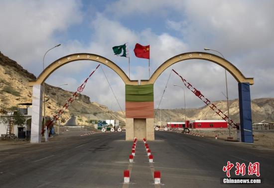 5月5日，瓜達(dá)爾港出入口的拱門。瓜達(dá)爾港是阿拉伯海沿岸的一座天然不凍良港，也是中巴經(jīng)濟(jì)走廊的南端起點(diǎn)。中國(guó)公司自2013年開始取得瓜達(dá)爾港的運(yùn)營(yíng)權(quán)，目前各項(xiàng)工作逐步展開。盡管自然條件差、物資匱乏，但瓜達(dá)爾卻有著重要的地理位置。瓜達(dá)爾是巴基斯坦通往波斯灣和阿拉伯海的大門，距離霍爾木茲海峽僅400公里。作為一帶一路有益補(bǔ)充的中巴經(jīng)濟(jì)走廊經(jīng)濟(jì)構(gòu)架的確立，使位于巴基斯坦最南端的瓜達(dá)爾港成為中巴經(jīng)濟(jì)走廊的一個(gè)重要出?？?。<a target='_blank' href='/'><p  align=