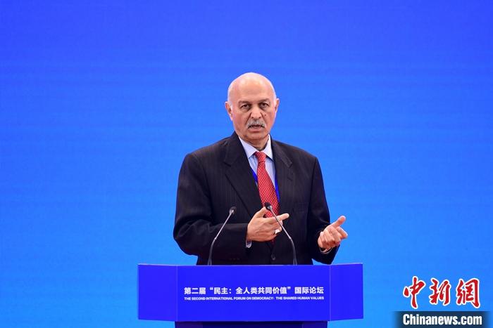 3月23日，第二屆“民主：全人類共同價(jià)值”國(guó)際論壇開幕式在北京舉行。圖為巴基斯坦參議院國(guó)防委員會(huì)主席穆沙希德·侯賽因在開幕式上作主題發(fā)言。 <a target='_blank' href='/'><p  align=