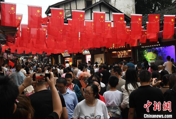 圖為重慶千年古鎮(zhèn)磁器口游人如織。<a target='_blank' href='/' ><p  align=