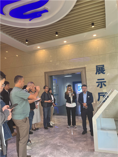 （在文瀾智谷中試產(chǎn)業(yè)基地，中外記者深入了解科技轉(zhuǎn)化情況 趙橙涔攝）