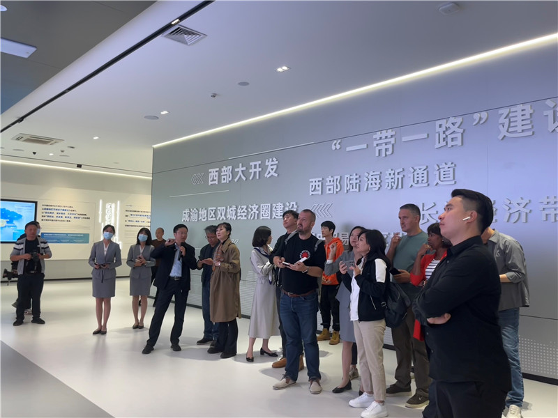 （成都國(guó)際鐵路港展廳，中外記者邊聽邊記，了解成都國(guó)際鐵路港運(yùn)行情況 趙橙涔攝