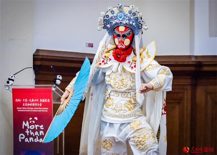 川劇絕活變臉表演。人民網(wǎng) 郭錦標(biāo)攝