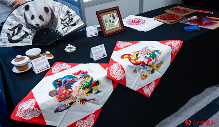 活動現(xiàn)場的現(xiàn)場文創(chuàng)展、互動體驗區(qū)、非遺區(qū)展示。人民網(wǎng) 郭錦標(biāo)攝