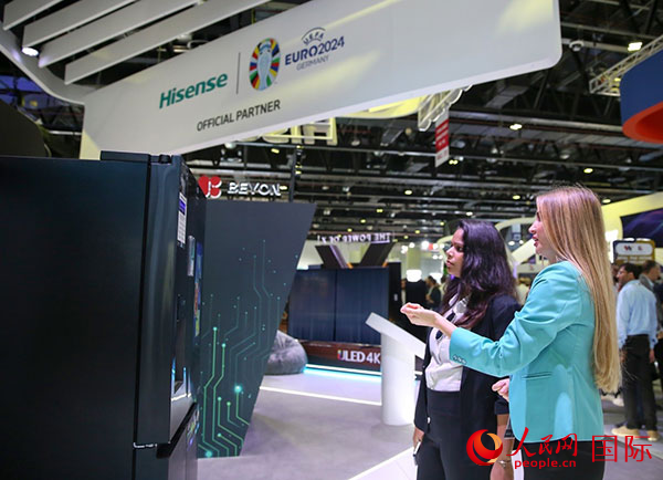 訪客在海信集團(tuán)展臺參觀。人民網(wǎng) 塔里克·易卜拉欣攝