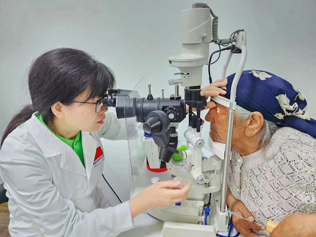 北京大學人民醫(yī)院眼科醫(yī)生鮑永珍正在為中亞白內障患者進行眼部檢查。（北京大學人民醫(yī)院供圖）