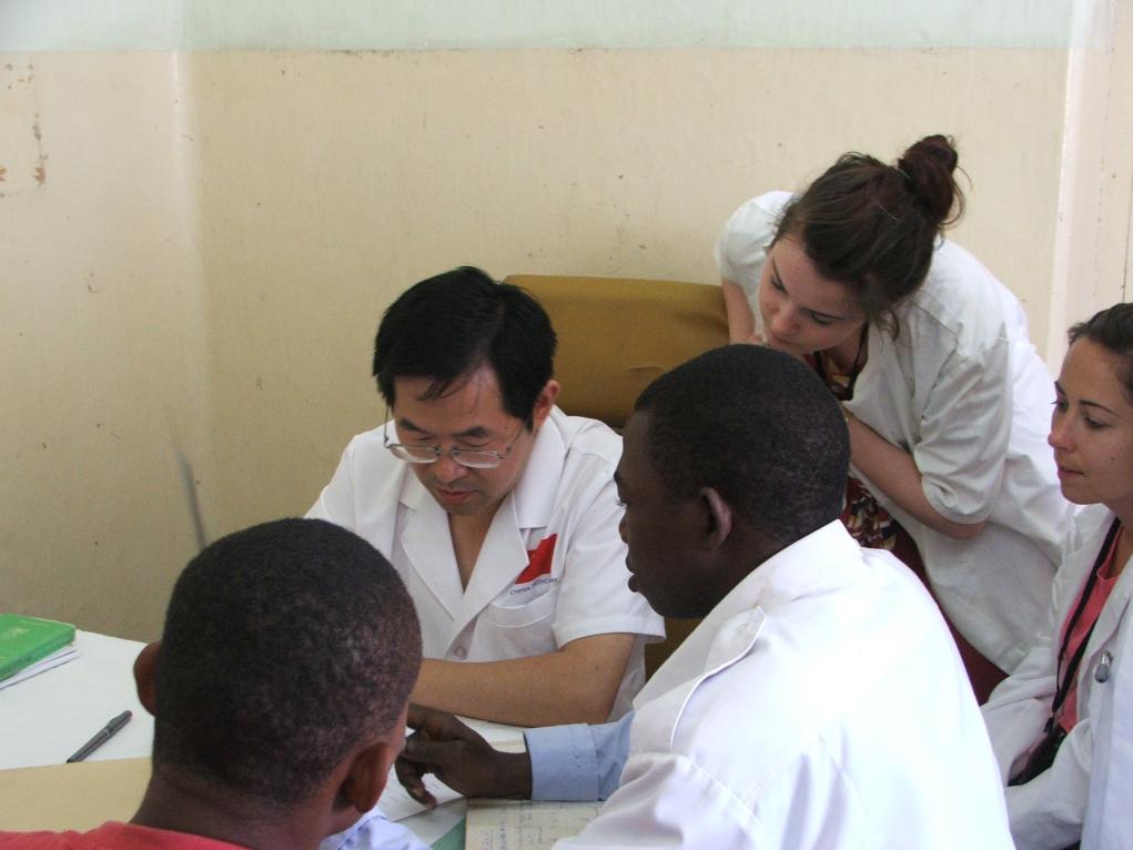 2011年7月22日，在坦桑尼亞桑給巴爾納茲莫加醫(yī)院外科門診，中國第24批援桑給巴爾醫(yī)療隊隊長盧建林為當地患者診治并帶教實習生。新華社發(fā)（國家衛(wèi)生健康委供圖）