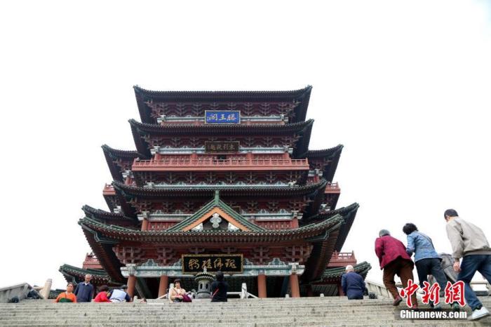 資料圖：中國農(nóng)歷九月初九，重陽佳節(jié)。民眾來到位于江西南昌的滕王閣旅游區(qū)，登高祈福。<a target='_blank' href='/'><p  align=