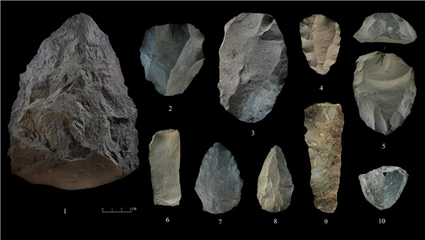 石制品 1.手斧 2、4、5.勒瓦婁哇石核（循環(huán)剝片法、優(yōu)先剝片法）3.勒瓦婁哇石葉石核 6.勒瓦婁哇石葉 7、8.勒瓦婁哇尖狀器 9.石葉 10.錐形石葉石核。中肯聯(lián)合考古隊(duì)供圖