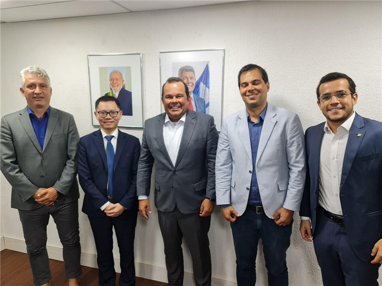 巴伊亞州副州長(zhǎng)杰拉爾多·儒尼奧爾（中）與中國(guó)—巴伊亞州礦業(yè)委員會(huì)主要成員合影。巴西巴伊亞州“中國(guó)—巴伊亞州礦業(yè)委員會(huì)”供圖