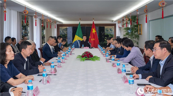 當(dāng)?shù)貢r間10月23日，國務(wù)院僑務(wù)辦公室主任陳旭（中）在巴西里約熱內(nèi)盧出席國務(wù)院僑辦代表團(tuán)與里約僑界座談會。  王天聰 攝