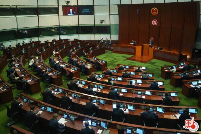 李家超在立法會宣讀新一份施政報告。圖片來源：香港“點新聞” 麥鈞杰 攝