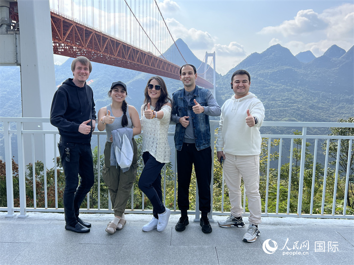 歐亞國家記者在壩陵河大橋下合影，并給大橋“點贊”。人民網(wǎng) 花放攝