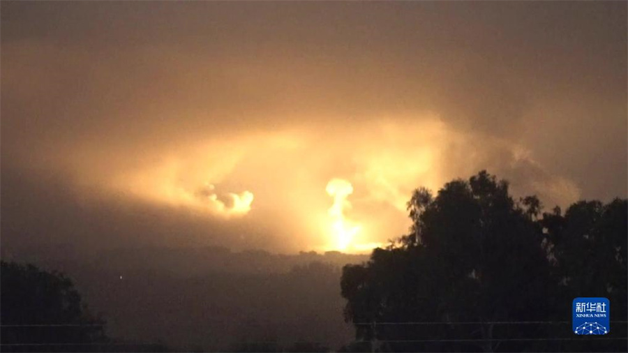 這張從以色列國防軍發(fā)布視頻中截取的圖片顯示，10月27日晚，以軍進入加沙地帶開展地面行動。新華社發(fā)