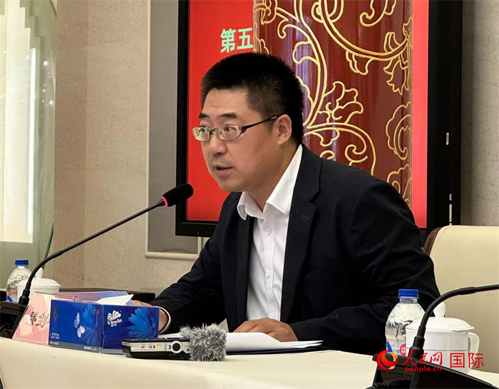 10月31日，歐美同學(xué)會(huì)副秘書(shū)長(zhǎng)滕劍峰在第五屆中法文化論壇媒體吹風(fēng)會(huì)上講話(huà)。（人民網(wǎng) 謝瑩攝）