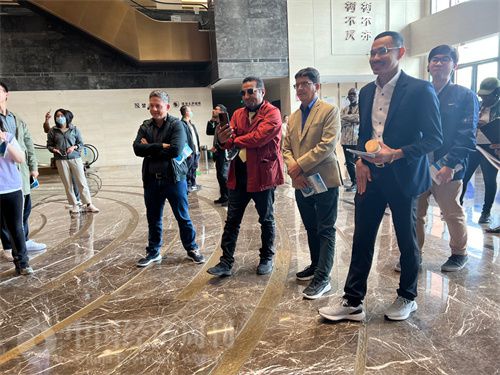   （外媒記者參觀中國藥都中醫(yī)藥博物館。中國經(jīng)濟周刊記者 郭志強 攝）