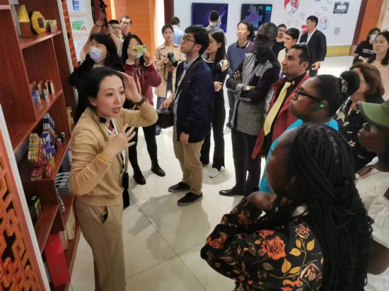 2023“一帶一路”媒體合作論壇聯(lián)合采訪團(tuán)參觀仁和863科技園產(chǎn)品展示區(qū)。（本報(bào)記者 黃超攝）