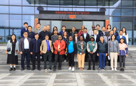   2023“一帶一路”媒體合作論壇聯(lián)合采訪團參觀國家電投江西公司新余市綜合智慧零碳電廠。（受訪者供圖）