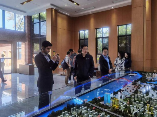 　　10月24日，2023“一帶一路”媒體合作論壇聯(lián)合采訪團(tuán)團(tuán)員在清水塘投資集團(tuán)招商服務(wù)中心參觀。本報(bào)記者 常雯宜攝