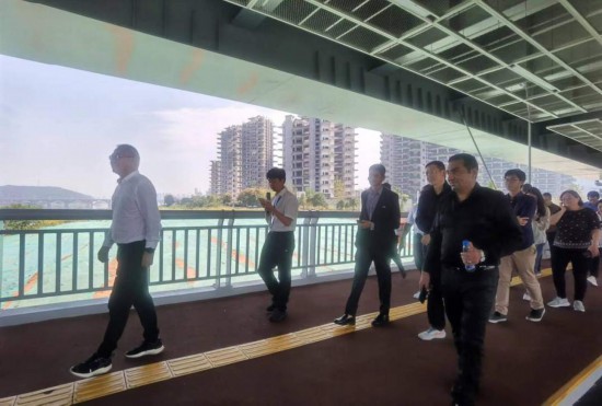 　　10月24日，2023“一帶一路”媒體合作論壇聯(lián)合采訪團(tuán)團(tuán)員走在清水塘大橋景觀通道上。本報(bào)記者 常雯宜攝