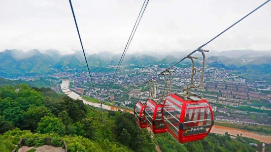 　　在纜車上俯瞰赤水河及茅臺鎮(zhèn)風景。資料圖片