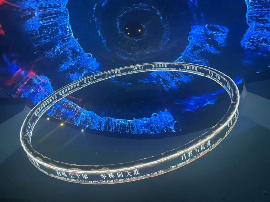 　　《天釀》演出中，屏幕上展示的歌詞。本報記者葉子攝