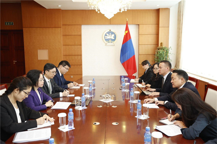 10月31日，中國駐蒙古國大使沈敏娟到任拜會蒙政府辦公廳主任兼蒙古人民黨總書記阿瑪爾巴伊斯格楞。中國駐蒙古使館供圖