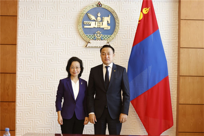 10月31日，中國駐蒙古國大使沈敏娟到任拜會蒙政府辦公廳主任兼蒙古人民黨總書記阿瑪爾巴伊斯格楞（右）。中國駐蒙古使館供圖