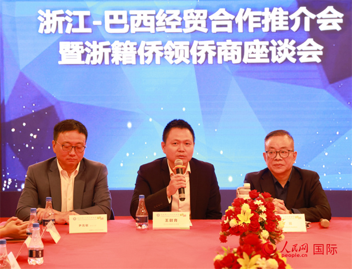 中國(guó)駐里約代總領(lǐng)事王尉育（中）在活動(dòng)中致辭。人民網(wǎng)記者 陳海琪攝