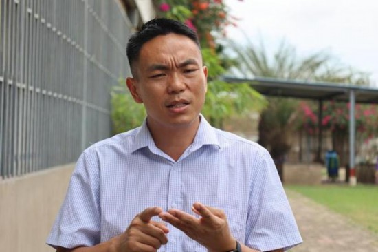   2023年10月24日，在加納特馬市，胡振興接受新華社采訪。（新華社發(fā)/賽特攝）