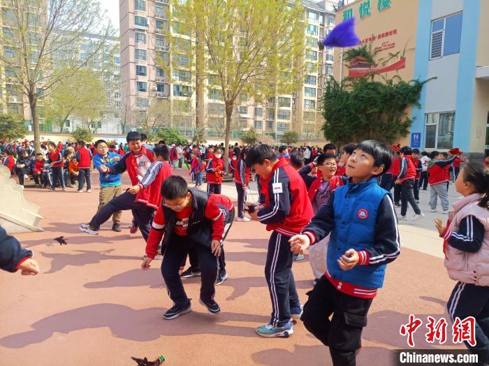 資料圖：小學(xué)生在大課間踢毽子。黃建 攝