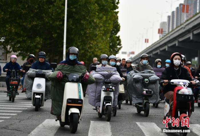 11月3日，河北石家莊迎降溫天氣，市民“捂”裝出行。 <a target='_blank' href='/'><p  align=