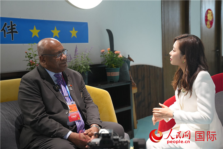 斐濟副總理兼貿(mào)易部長卡米卡米加接受人民網(wǎng)記者專訪。人民網(wǎng)記者 吳超嵐攝