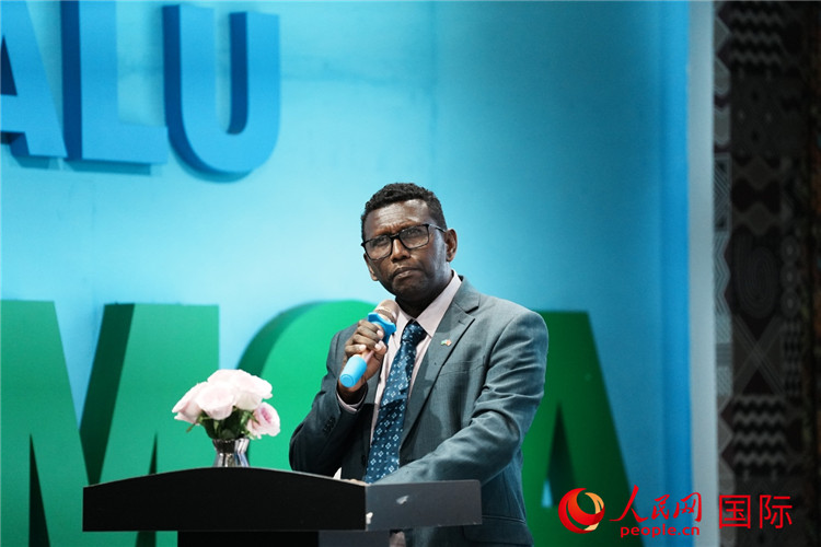 所羅門群島總理代表吉姆森·菲奧·塔南噶達發(fā)表致辭。人民網(wǎng) 彭昱凱攝