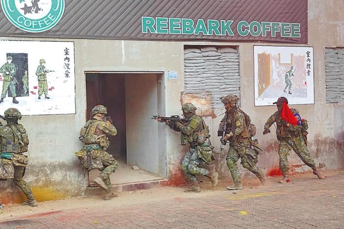 圖為2022年臺陸軍步訓(xùn)部學(xué)員模擬城鎮(zhèn)戰(zhàn)。圖片來源：臺灣《中國時報》。