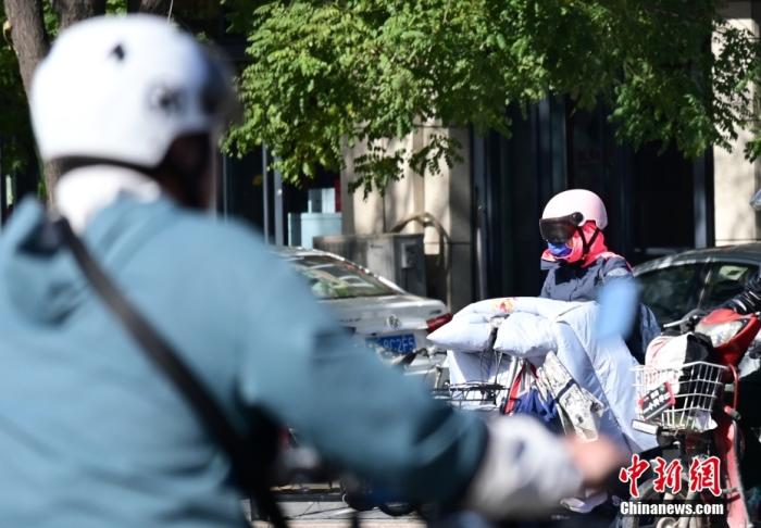 石家莊街頭，市民紛紛穿上厚厚的外套“捂”裝前行。 <a target='_blank' href='/'><p  align=