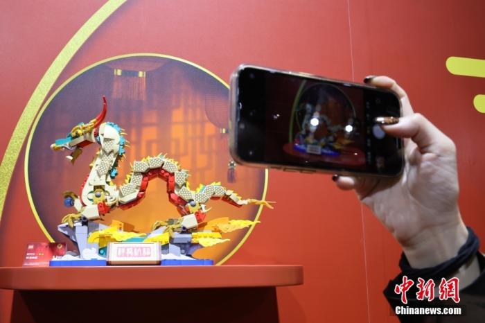 第六屆中國國際進(jìn)口博覽會舉行，消費(fèi)品展區(qū)展出以生肖龍為題材的中國元素產(chǎn)品。<a target='_blank' href='/'><p  align=