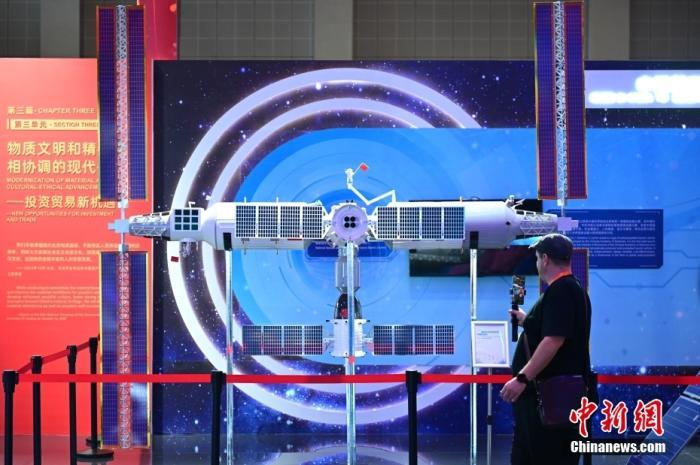 11月5日，觀眾在進(jìn)博會中國館參觀拍攝中國空間站模型。<a target='_blank' href='/'><p  align=
