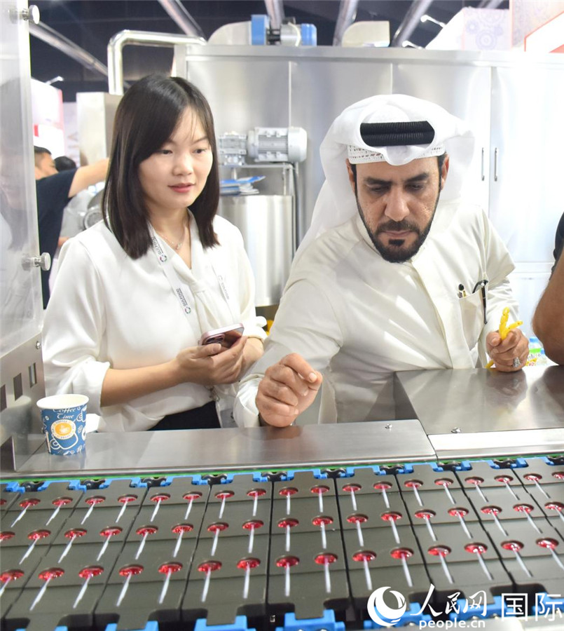 阿方展商在查看中企產(chǎn)品。人民網(wǎng)塔里克·易卜拉欣攝