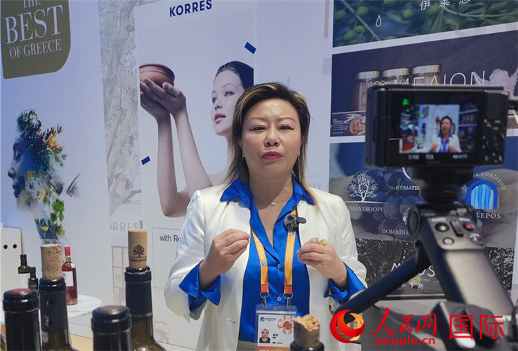 希華集團聯(lián)合創(chuàng)始人兼總裁索菲亞女士接受采訪。人民網(wǎng) 殷韜攝