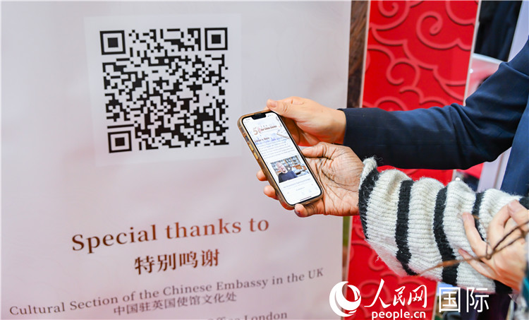 觀眾掃碼《我們的中國故事》系列視頻。人民網(wǎng) 郭錦標(biāo)攝