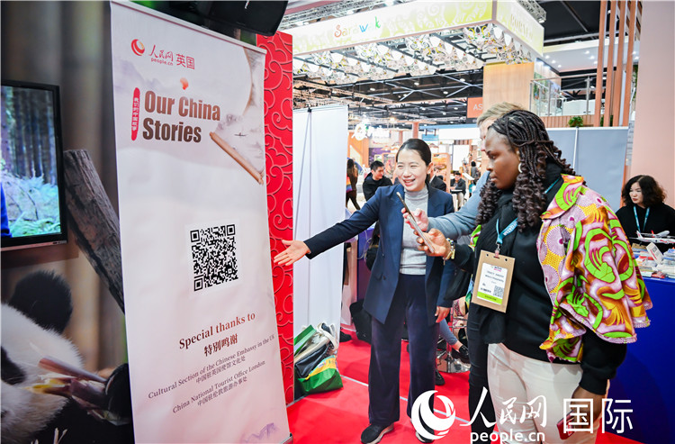 觀眾掃碼《我們的中國故事》系列視頻。人民網(wǎng) 郭錦標(biāo)攝