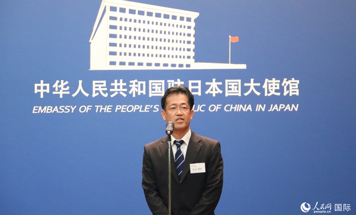 導(dǎo)師代表、東京大學(xué)教授內(nèi)山真伸發(fā)表致辭。人民網(wǎng) 許可攝