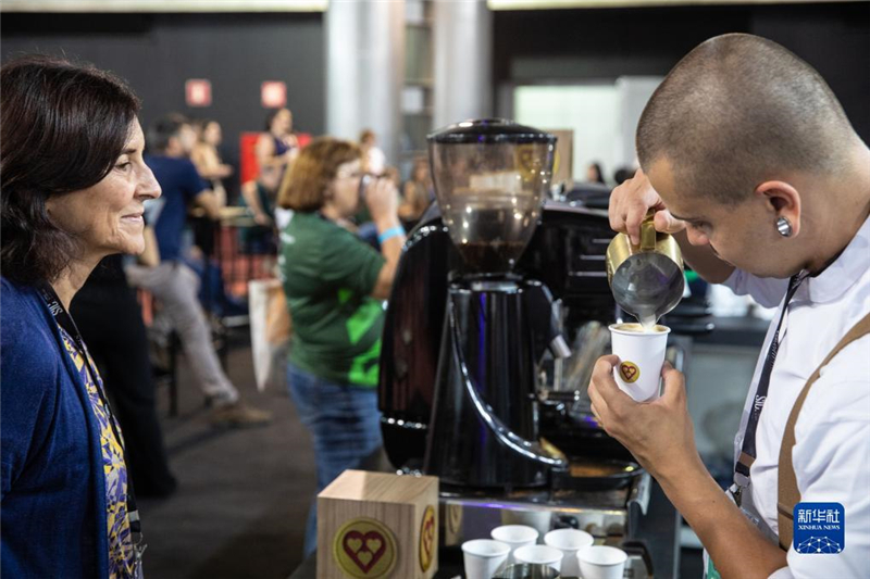 11月9日，咖啡師在巴西貝洛奧里藏特舉行的咖啡周上為參觀者制作咖啡。新華社記者 王天聰 攝