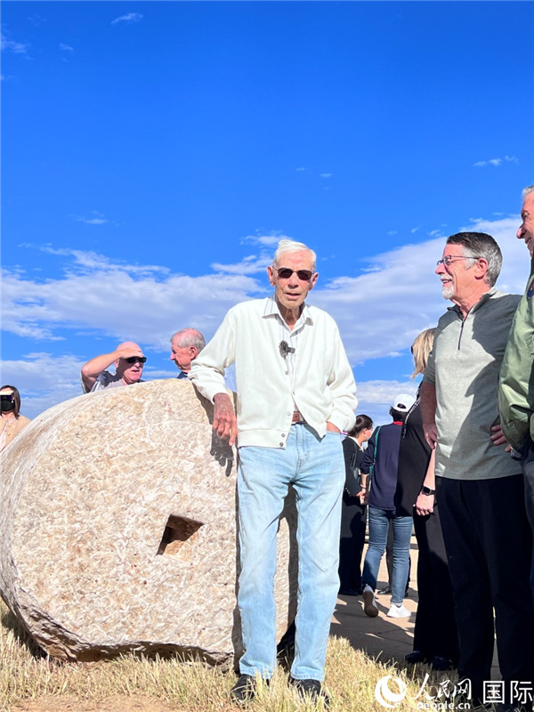 103歲的飛虎隊(duì)老兵哈里·莫耶在云南昆明呈貢機(jī)場舊址的石碾前留影。人民網(wǎng) 趙瞳攝