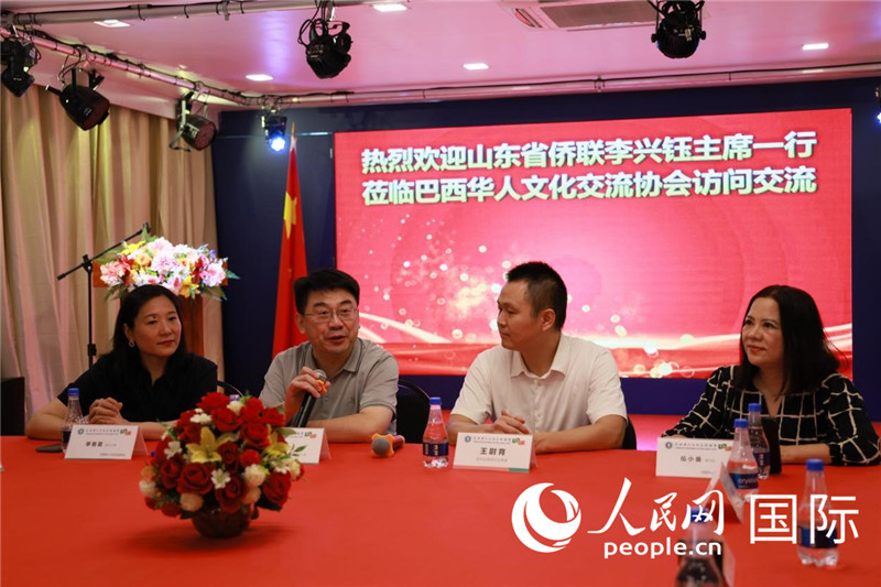 山東省僑聯(lián)主席李興鈺（左二）和與會(huì)僑領(lǐng)座談。人民網(wǎng)記者宋亦然攝