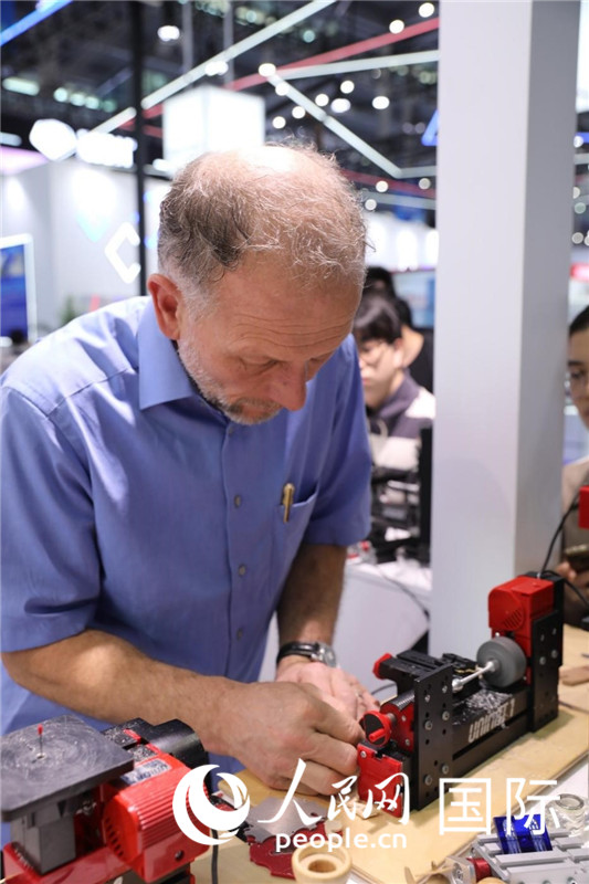 第25屆中國(guó)國(guó)際高新技術(shù)成果交易會(huì)15日在深圳開幕，圖為展商現(xiàn)場(chǎng)演示精密加工工具。人民網(wǎng)記者 魯揚(yáng)攝