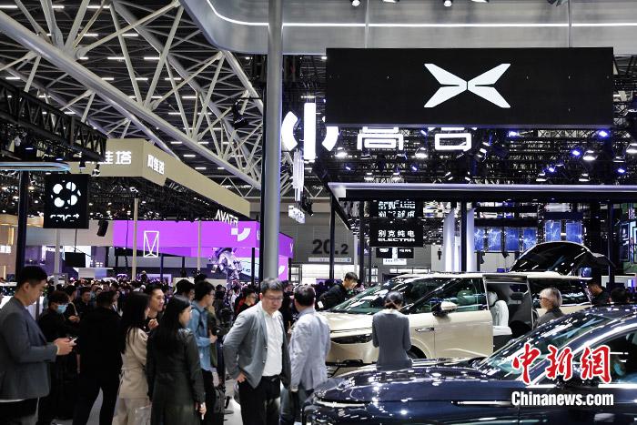 11月17日，廣州車展展館人流如織。中新財(cái)經(jīng)記者 葛成 攝