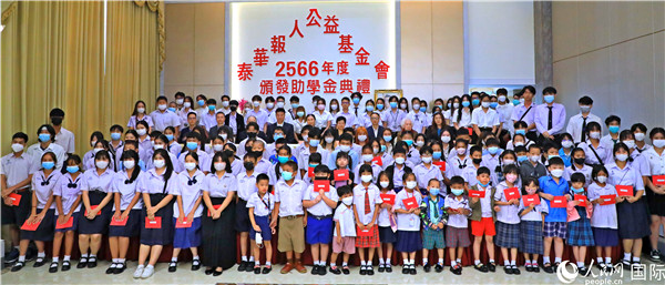 圖為出席嘉賓和現(xiàn)場(chǎng)獲獎(jiǎng)學(xué)生合影留念。人民網(wǎng)記者 白元琪攝